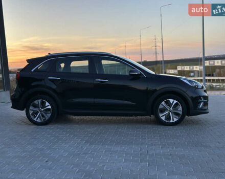 Чорний Кіа Niro, об'ємом двигуна 0 л та пробігом 98 тис. км за 19400 $, фото 4 на Automoto.ua