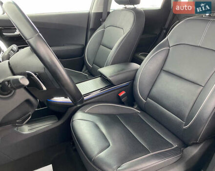 Чорний Кіа Niro, об'ємом двигуна 0 л та пробігом 70 тис. км за 22350 $, фото 6 на Automoto.ua