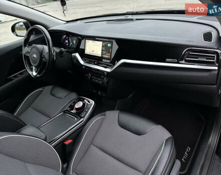Чорний Кіа Niro, об'ємом двигуна 0 л та пробігом 130 тис. км за 18300 $, фото 62 на Automoto.ua