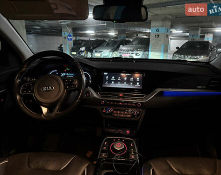 Чорний Кіа Niro, об'ємом двигуна 0 л та пробігом 107 тис. км за 18999 $, фото 8 на Automoto.ua