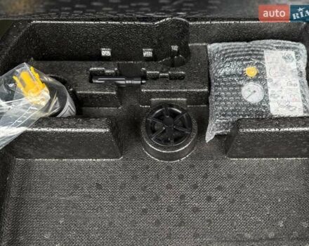 Чорний Кіа Niro, об'ємом двигуна 0 л та пробігом 69 тис. км за 23200 $, фото 75 на Automoto.ua