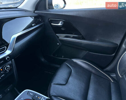 Чорний Кіа Niro, об'ємом двигуна 0 л та пробігом 144 тис. км за 19500 $, фото 59 на Automoto.ua
