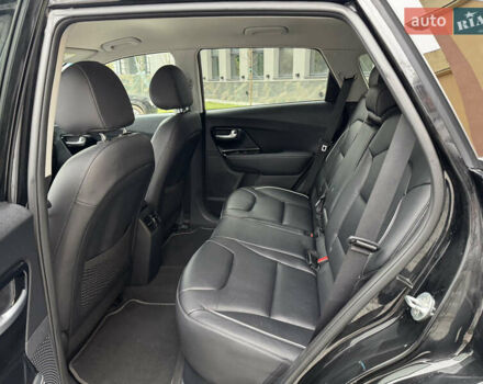 Чорний Кіа Niro, об'ємом двигуна 0 л та пробігом 109 тис. км за 17499 $, фото 14 на Automoto.ua