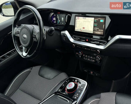 Чорний Кіа Niro, об'ємом двигуна 0 л та пробігом 130 тис. км за 18300 $, фото 63 на Automoto.ua
