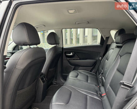 Чорний Кіа Niro, об'ємом двигуна 0 л та пробігом 109 тис. км за 17499 $, фото 16 на Automoto.ua