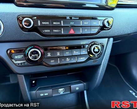 Черный Киа Niro, объемом двигателя 64 л и пробегом 85 тыс. км за 19500 $, фото 5 на Automoto.ua