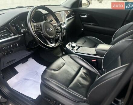 Чорний Кіа Niro, об'ємом двигуна 0 л та пробігом 117 тис. км за 18870 $, фото 40 на Automoto.ua