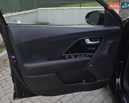 Чорний Кіа Niro, об'ємом двигуна 0 л та пробігом 141 тис. км за 18999 $, фото 19 на Automoto.ua