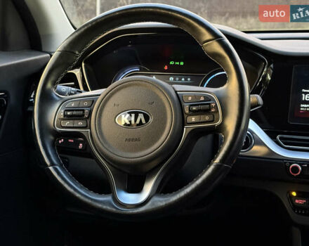 Чорний Кіа Niro, об'ємом двигуна 0 л та пробігом 78 тис. км за 19300 $, фото 4 на Automoto.ua