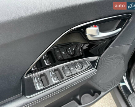 Чорний Кіа Niro, об'ємом двигуна 0 л та пробігом 71 тис. км за 22400 $, фото 22 на Automoto.ua
