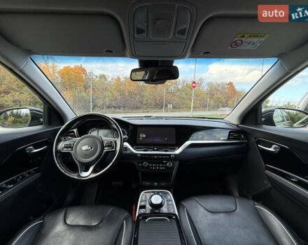 Чорний Кіа Niro, об'ємом двигуна 0 л та пробігом 84 тис. км за 19200 $, фото 4 на Automoto.ua
