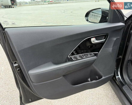 Чорний Кіа Niro, об'ємом двигуна 0 л та пробігом 71 тис. км за 22400 $, фото 21 на Automoto.ua