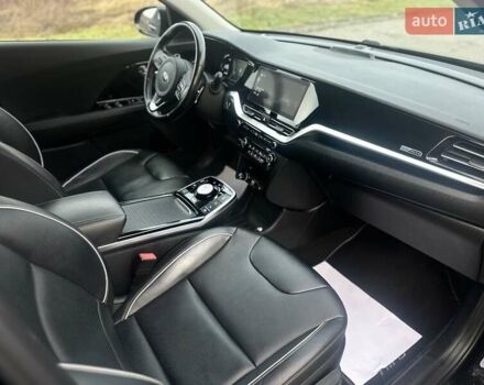 Чорний Кіа Niro, об'ємом двигуна 0 л та пробігом 117 тис. км за 18870 $, фото 44 на Automoto.ua