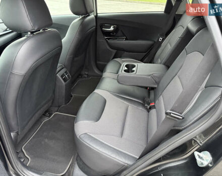 Чорний Кіа Niro, об'ємом двигуна 0 л та пробігом 71 тис. км за 22400 $, фото 26 на Automoto.ua