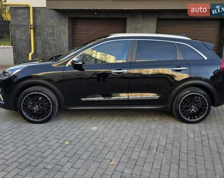 Чорний Кіа Niro, об'ємом двигуна 0 л та пробігом 141 тис. км за 18999 $, фото 4 на Automoto.ua