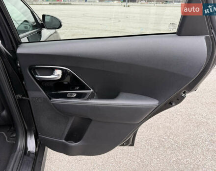 Чорний Кіа Niro, об'ємом двигуна 0 л та пробігом 71 тис. км за 22400 $, фото 30 на Automoto.ua