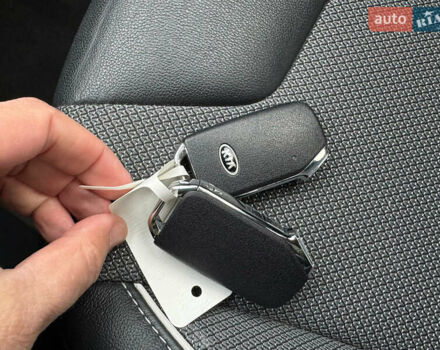 Чорний Кіа Niro, об'ємом двигуна 0 л та пробігом 143 тис. км за 17300 $, фото 6 на Automoto.ua