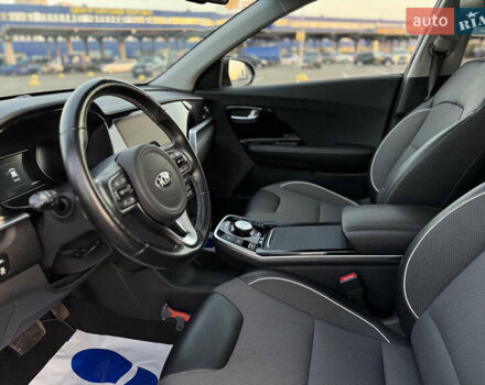 Чорний Кіа Niro, об'ємом двигуна 0 л та пробігом 155 тис. км за 20300 $, фото 29 на Automoto.ua