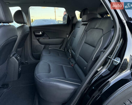Чорний Кіа Niro, об'ємом двигуна 0 л та пробігом 88 тис. км за 24900 $, фото 95 на Automoto.ua