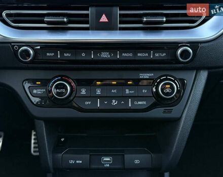 Чорний Кіа Niro, об'ємом двигуна 0 л та пробігом 88 тис. км за 24900 $, фото 74 на Automoto.ua