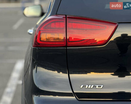 Чорний Кіа Niro, об'ємом двигуна 0 л та пробігом 155 тис. км за 20300 $, фото 24 на Automoto.ua
