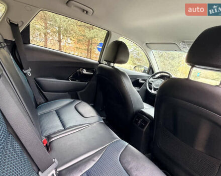 Чорний Кіа Niro, об'ємом двигуна 0 л та пробігом 80 тис. км за 22400 $, фото 24 на Automoto.ua