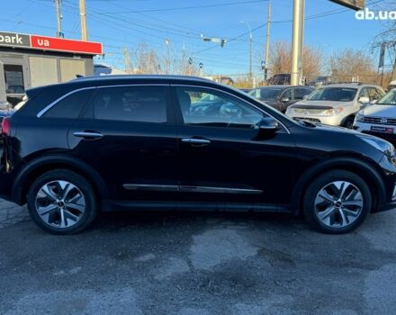 Чорний Кіа Niro, об'ємом двигуна 0 л та пробігом 125 тис. км за 22290 $, фото 4 на Automoto.ua