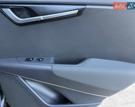 Чорний Кіа Niro, об'ємом двигуна 0 л та пробігом 63 тис. км за 28500 $, фото 100 на Automoto.ua