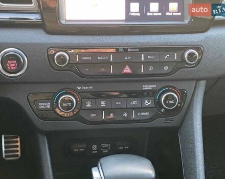 Коричневий Кіа Niro, об'ємом двигуна 1.58 л та пробігом 150 тис. км за 16500 $, фото 22 на Automoto.ua