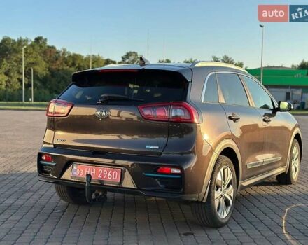 Коричневий Кіа Niro, об'ємом двигуна 0 л та пробігом 135 тис. км за 15999 $, фото 10 на Automoto.ua