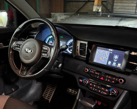 Червоний Кіа Niro, об'ємом двигуна 1.58 л та пробігом 417 тис. км за 15000 $, фото 7 на Automoto.ua