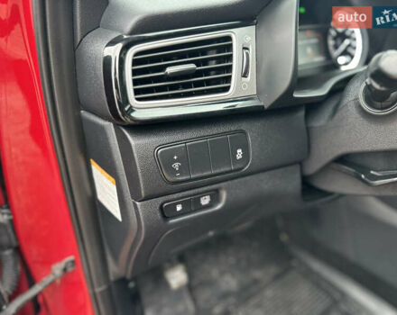 Красный Киа Niro, объемом двигателя 1.58 л и пробегом 190 тыс. км за 13000 $, фото 17 на Automoto.ua