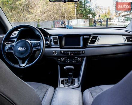 Красный Киа Niro, объемом двигателя 1.58 л и пробегом 56 тыс. км за 14500 $, фото 2 на Automoto.ua