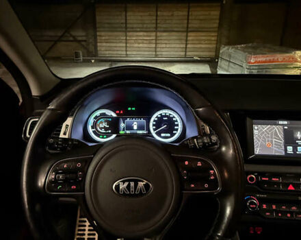 Червоний Кіа Niro, об'ємом двигуна 1.58 л та пробігом 417 тис. км за 15000 $, фото 6 на Automoto.ua