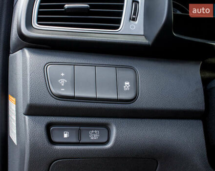 Красный Киа Niro, объемом двигателя 1.58 л и пробегом 56 тыс. км за 14500 $, фото 37 на Automoto.ua