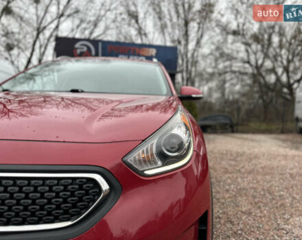 Красный Киа Niro, объемом двигателя 1.58 л и пробегом 190 тыс. км за 13000 $, фото 3 на Automoto.ua