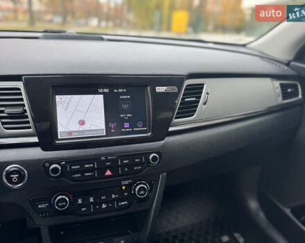 Красный Киа Niro, объемом двигателя 0 л и пробегом 135 тыс. км за 17299 $, фото 61 на Automoto.ua
