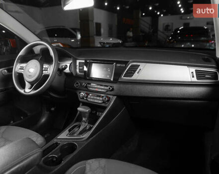 Красный Киа Niro, объемом двигателя 1.58 л и пробегом 163 тыс. км за 14900 $, фото 31 на Automoto.ua