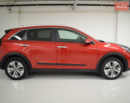 Красный Киа Niro, объемом двигателя 0 л и пробегом 83 тыс. км за 13300 $, фото 2 на Automoto.ua