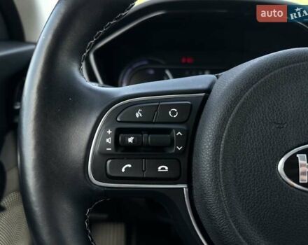 Киа Niro 2020 в Львове на Automoto.ua Красный Киа Niro, объемом двигателя 0 л и пробегом 48 тыс. км за 23700 $, фото 7 на Automoto.ua