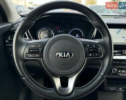 Червоний Кіа Niro, об'ємом двигуна 0 л та пробігом 61 тис. км за 23500 $, фото 46 на Automoto.ua