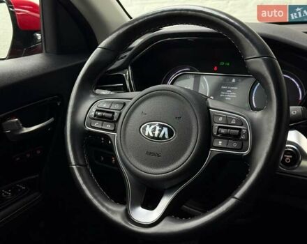 Червоний Кіа Niro, об'ємом двигуна 0 л та пробігом 110 тис. км за 19648 $, фото 16 на Automoto.ua