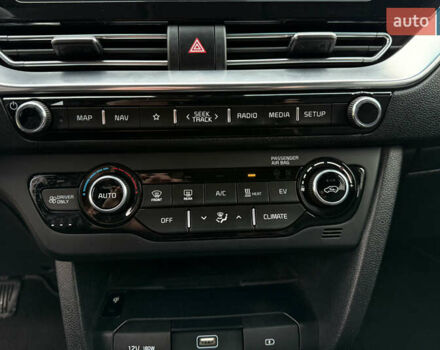 Червоний Кіа Niro, об'ємом двигуна 0 л та пробігом 128 тис. км за 19900 $, фото 37 на Automoto.ua