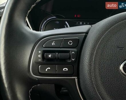 Червоний Кіа Niro, об'ємом двигуна 0 л та пробігом 61 тис. км за 23500 $, фото 45 на Automoto.ua