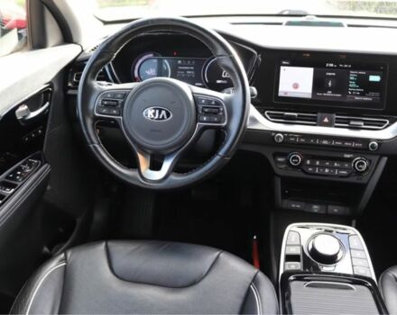 Красный Киа Niro, объемом двигателя 0 л и пробегом 84 тыс. км за 18368 $, фото 9 на Automoto.ua