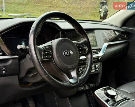 Червоний Кіа Niro, об'ємом двигуна 0 л та пробігом 128 тис. км за 19900 $, фото 24 на Automoto.ua