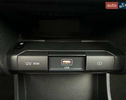 Червоний Кіа Niro, об'ємом двигуна 0 л та пробігом 61 тис. км за 23500 $, фото 13 на Automoto.ua