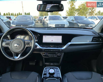 Красный Киа Niro, объемом двигателя 0 л и пробегом 111 тыс. км за 20300 $, фото 2 на Automoto.ua