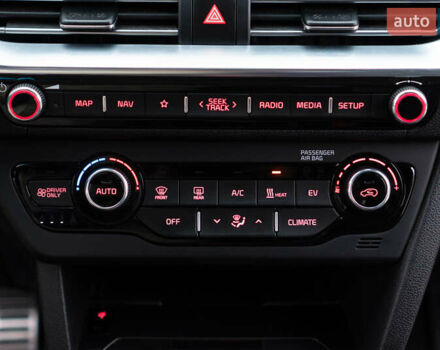 Червоний Кіа Niro, об'ємом двигуна 0 л та пробігом 46 тис. км за 24500 $, фото 50 на Automoto.ua