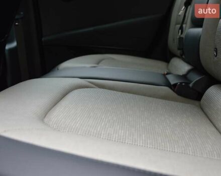 Червоний Кіа Niro, об'ємом двигуна 0 л та пробігом 57 тис. км за 24600 $, фото 20 на Automoto.ua